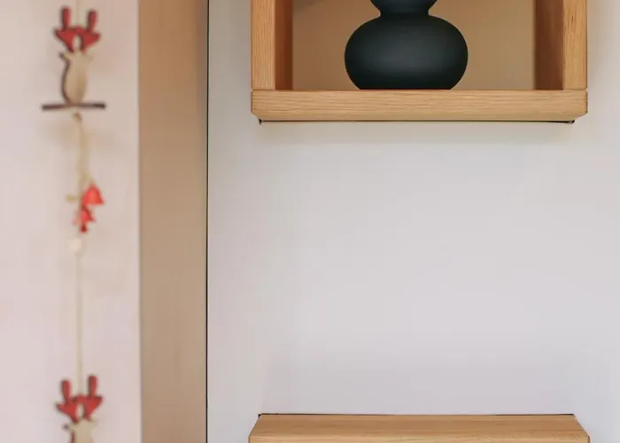 Romana أَويستا